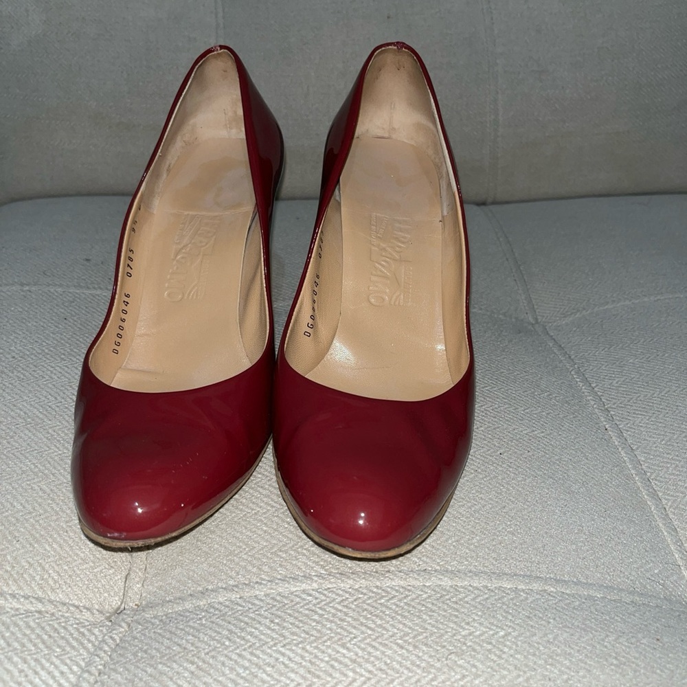 Salvatore Ferragamo Women’s Patent Leather Ruby Red Almond Toe Pumps US 9.5 M - Picture 2 of 8